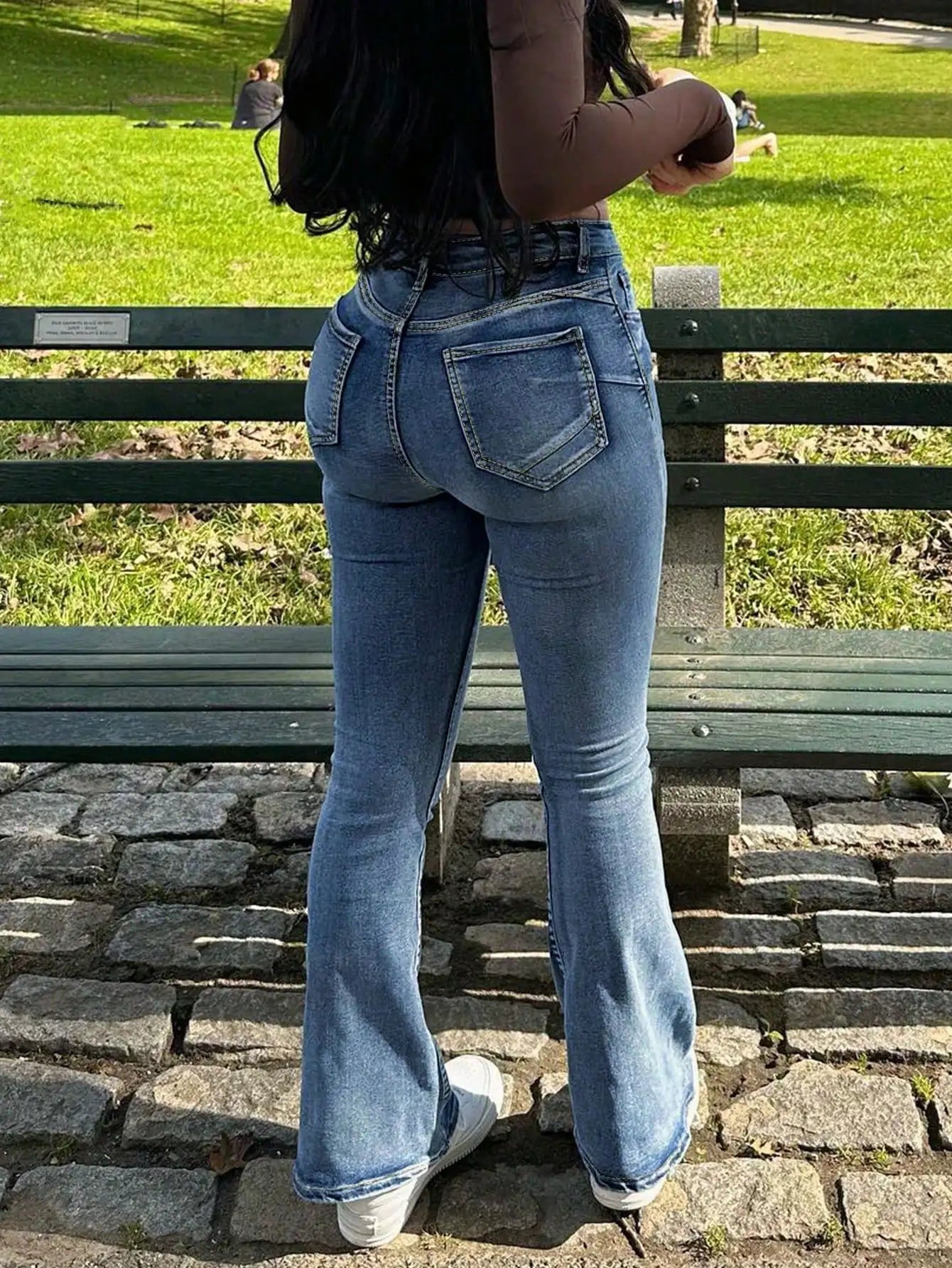 The latest high - waisted, slimming, flared - leg, stretchy wide - leg jeans in the 21st century. Women's blue retro classic Y2K